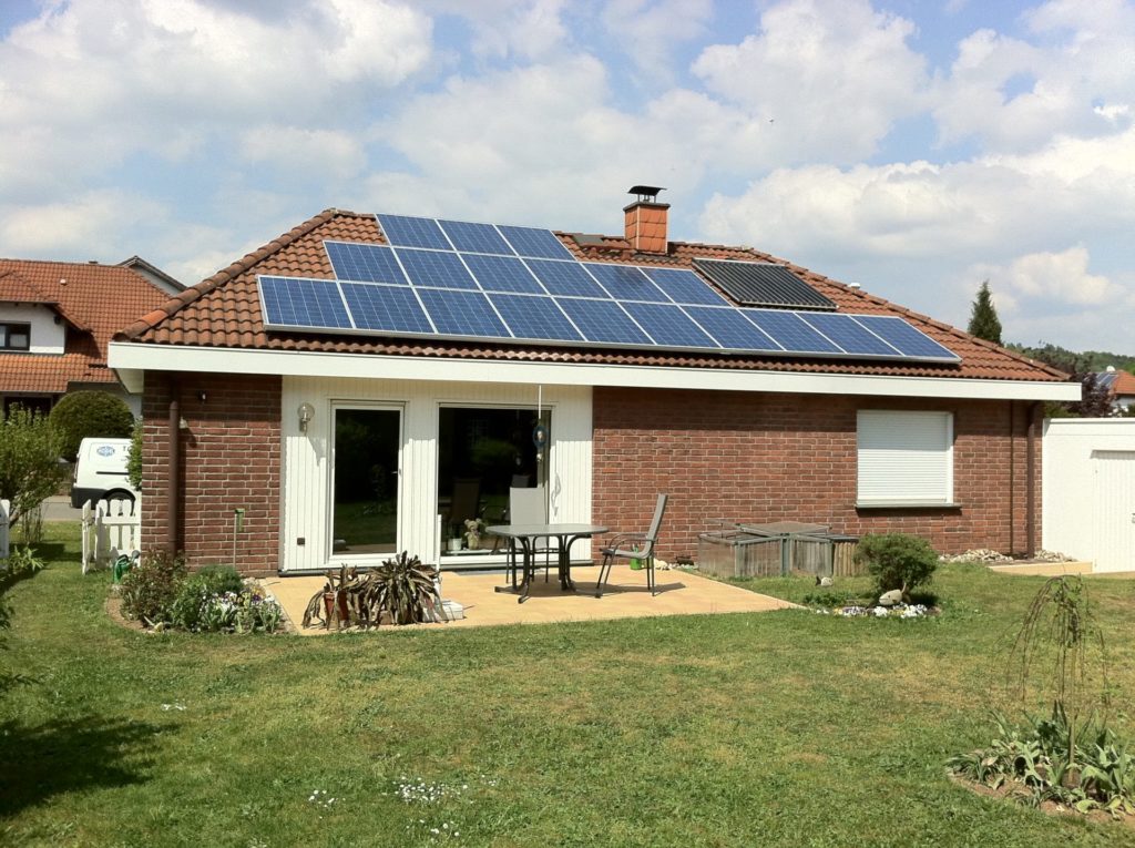 Das Bild zeigt eine Photovoltaikanlage, die wir bei einem unserer Kunden aus dem Saarland (nahe Neunkirchen / Homburg) installiert haben.